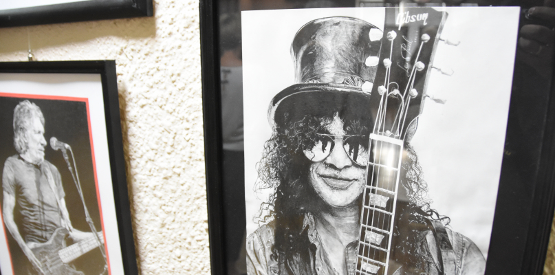 Na pierwszym planie portret Slasha z Guns N' Roses. fot. Łukasz Daniewski