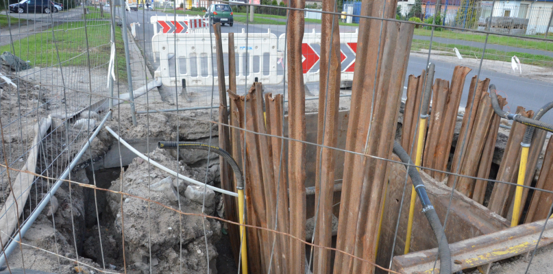 Awaria jest poważna. Trzeba wymienić betonowy kanał o półmetrowej średnicy na odcinku 90 metrów leżący 4,5 metra pod ziemią. Fot. DDWloclawek.pl