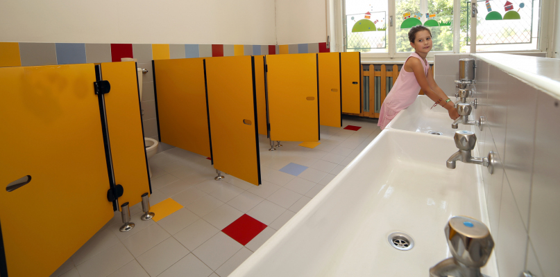 Aż 39% uczniów zgłasza swoim rodzicom problemy związane z korzystaniem ze szkolnych toalet. Szkolne łazienki postrzegane są przez uczniów i rodziców jako niefunkcjonalne, stare, zaniedbane i niewyposażone w podstawowe środki higieny. Fot. Wzorowa łazienka