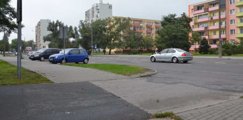 Volvo, które uderzyło w motocyklistę, wyjeżdżało z tej drogi osiedlowej. Fot. DDWloclawek.pl