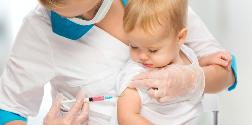 Specjaliści będą przekonywać, że szczepienia są konieczne. Fot. depositphotos