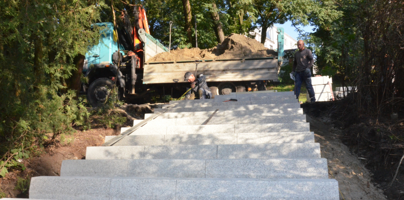Firma Dar - Pol z Wielgiego na zlecenie ratusza wymienia schody w czterech miejscach - popękany beton jest zastępowany przez kamień.  Fot. DDWloclawek.pl