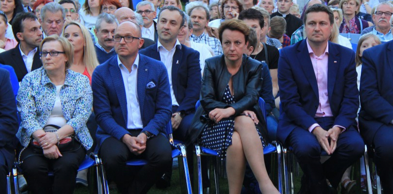 Od lewej wiceprezydent Włocławka, Barbara Moraczewska, prezydent Marek Wojtkowski, Agata Wojtkowska, Łukasz Zbonikowski. Fot. Michał Imoczyński