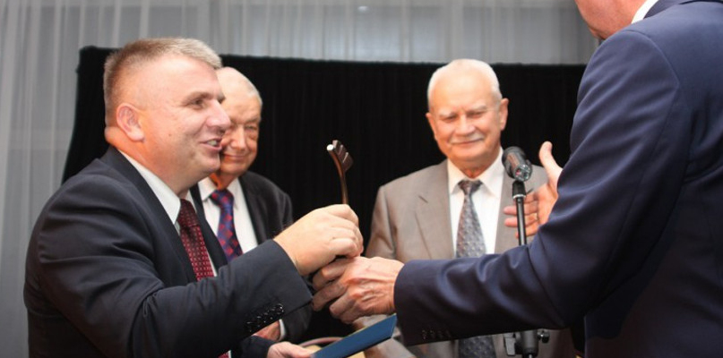 Jarosław Ptaszyński otrzymał nagrodę w uznaniu dla osiągnięć zawodowych w dziedzinie bezpieczeństwa procesów przemysłowych. Najczęściej, tego typu wyróżnienia są przyznawane naukowcom, ale tym razem zdobył je praktyk. Fot. Anwil S.A.