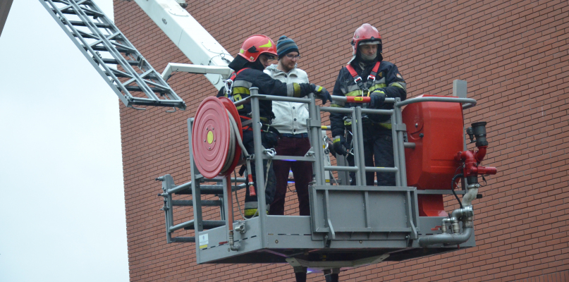 Strażacy ratowali mężczyznę uwięzionego na dachu teatru. Fot. Natalia Seklecka