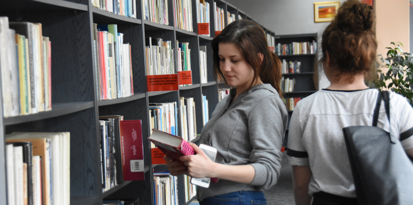Międzynarodowy Miesiąc Bibliotek Szkolnych ma pomóc zachęcić młodzież do czytania. Fot. Natalia Seklecka/archiwum DDWloclawek.pl