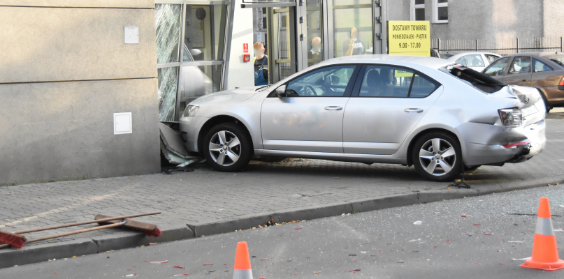 Auto osobowe zostało zepchnięte na chodnik i uderzyło w szklaną ścianę. Fot. Natalia Seklecka