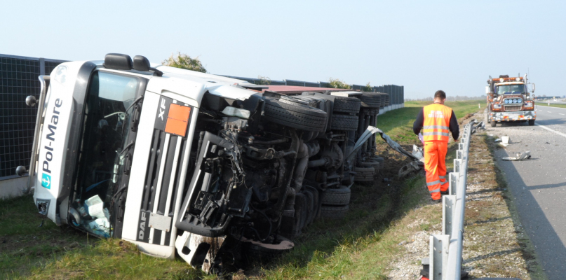 Ciężarówka przewróciła się między węzłami Pikutkowo i Kowal. Fot. PSP Włocławek
