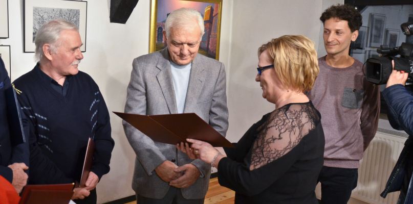 Wojciech Balczewski odbiera nagrodę z rąk wiceprezydent Włocławka, Barbary Moraczewskiej. Po lewej: Andrzej Fronczak, po prawej: Łukasz Bykowski. fot. Łukasz Daniewski