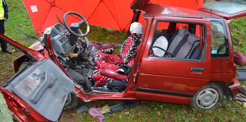 Pasażerka daewoo - 79-letnia żona kierowcy - poniosła śmierć na miejscu. fot. KPP Złotów