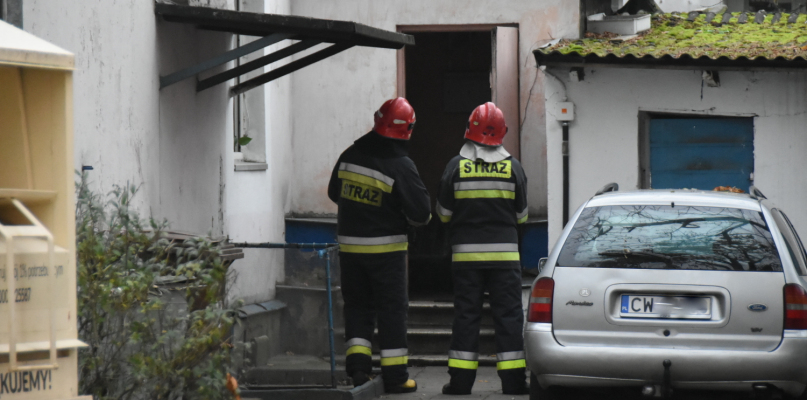 Około godz. 13 w budynku przy ul. Bojańczyka 24 zauważono kłęby dymu. Na miejscu interweniowały trzy zastępy straży pożarnej. Fot. DDWloclawek.pl