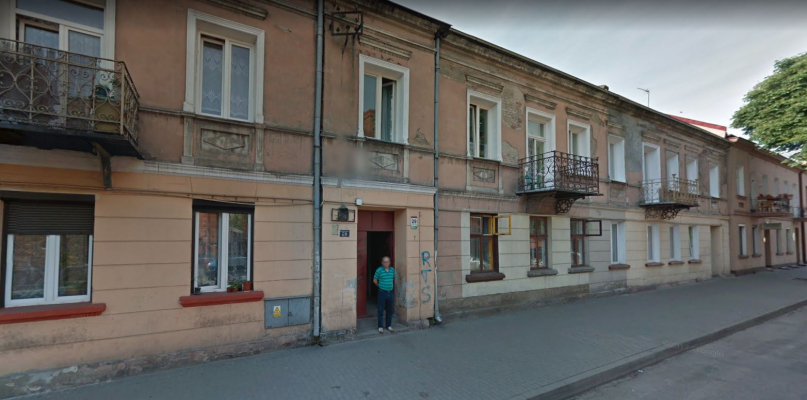 56-latka wraz z córką mieszkają przy ul. Wojska Polskiego. Fot. Google Maps