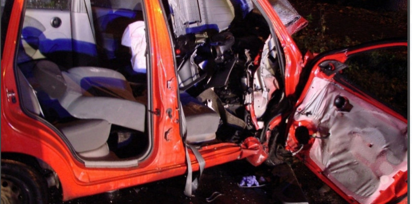 Pasażerki chevroleta uwalniała ze zniszczonego pojazdu straż pożarna. Fot. PSP Włocławek