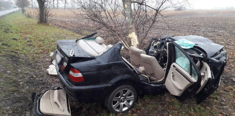 18-letni kierowca BMW podczas wykonywania manewru wyprzedzania innego pojazdu stracił panowanie nad autem i wypadł z drogi uderzając w drzewo. Fot. KPP Lipno