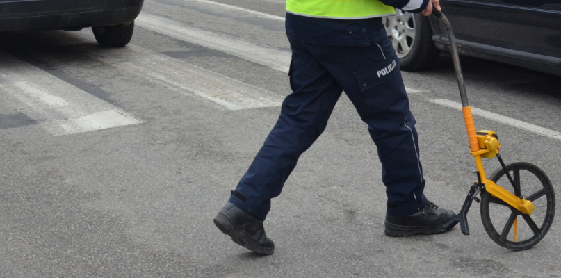 W mężczyznę przechodzącego po oznakowanym przejściu dla pieszych uderzyło osobowe renault. Zdjęcie ilustracyjne. Archiwum DDWloclawek.pl