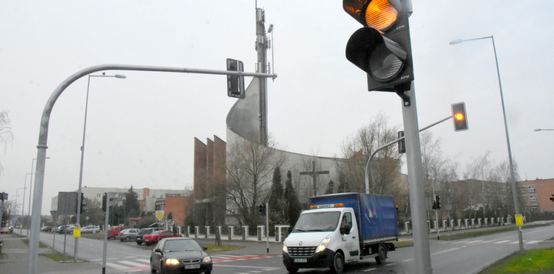 Kierowcy, pytają dlaczego nowa sygnalizacja świetlna ustawiona na skrzyżowaniu Robotniczej i Kapitulnej wciąż nie działa. Fot. DDWloclawek.pl
