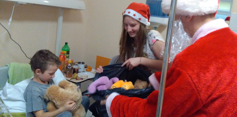 Uczniowie z Bądkowa sprawili niespodziankę najmłodszym pacjentom włocławskiego szpitala. Fot. nadesłane