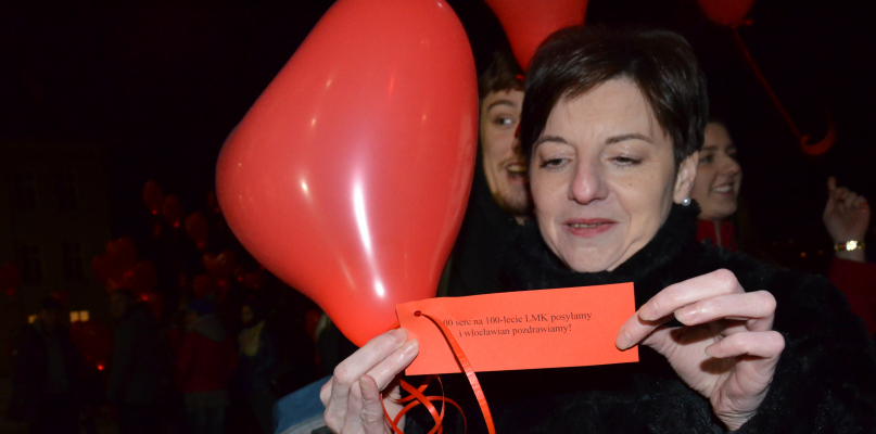 Uczniowie i nauczyciele LMK posłali w niebo 100 balonów z wiadomościami dla włocławian. Fot. Natalia Seklecka