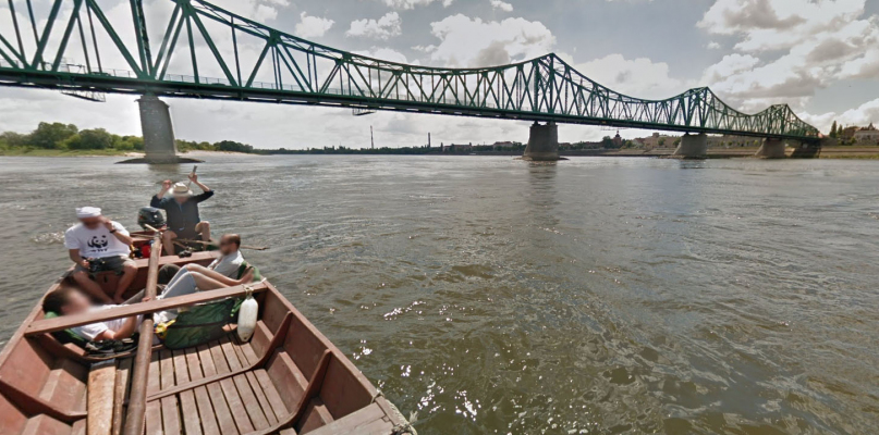 Widok z łodzi, na której zamontowano aparat serwisu Google. Źródło: maps.google.com