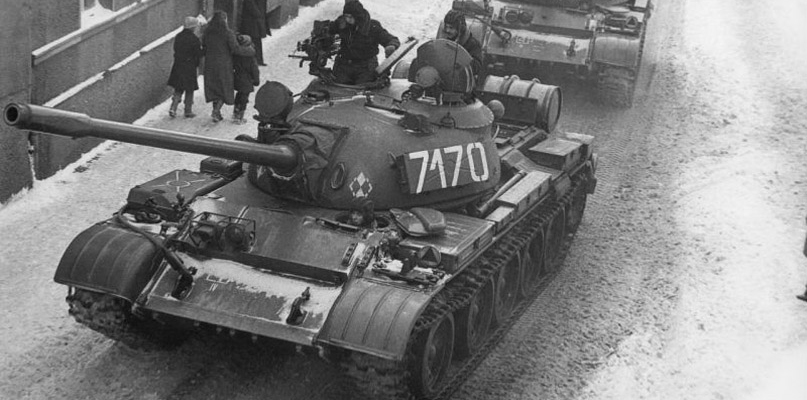 Poczucie grozy potęgowały czołgi i transportery opancerzone. Autor: J. Żołnierkiewicz [Public domain], Wikimedia Commons