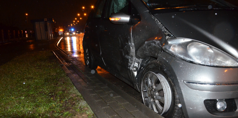 Kierowca opla uderzył w jadącego ul. Kruszyńską mercedesa. Fot. Natalia Seklecka