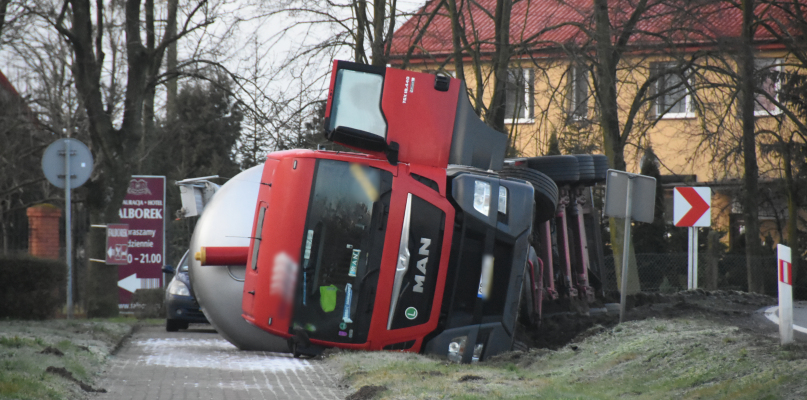 Na łuku drogi krajowej nr 62 kierowca nie dostosował prędkości do warunków panujących na drodze. Fot. Daniel Wiśniewski
