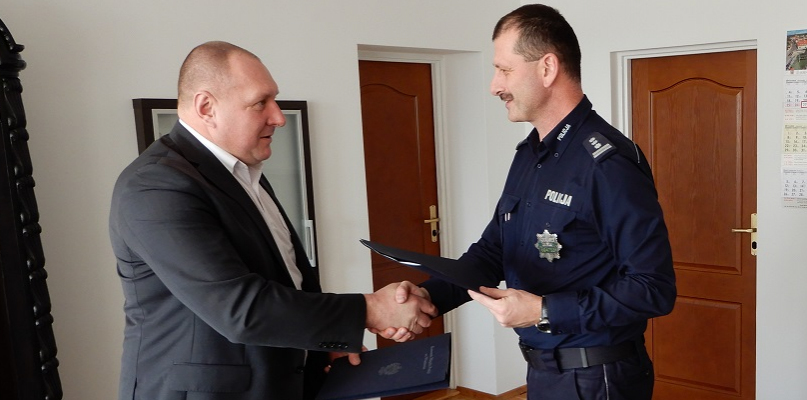 O podpisaniu porozumienia pomiędzy komendantem insp. Marcinem Zaleśkiewiczem (z prawej) a prezesem WOPR Sławomirem Mularskim informuje policja. Fot. KMP Włocławek