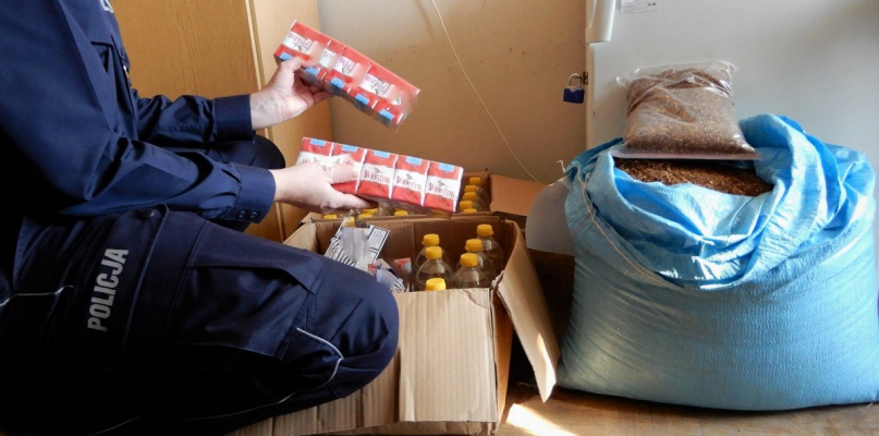 W mieszkaniu i pomieszczeniu gospodarczym policjanci zabezpieczyli 13,4 kg krajanki, 56 paczek papierosów oraz 34 butelki z cieczą bezbarwną. fot. KMP Włocławek