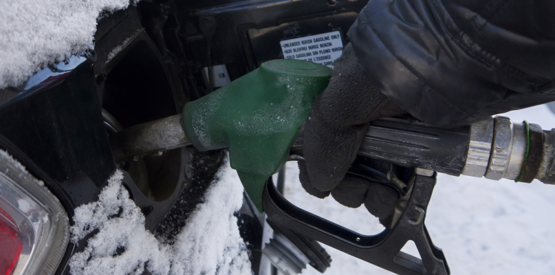 Kierowcy tankujący benzynę nie mają zimą problemów z odpaleniem aut, inaczej jest w przypadku osób tankujących olej napędowy. Fot. depositphotos