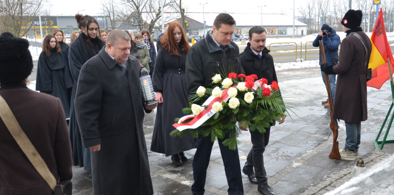 Kwiaty pod pomnikiem Stanisława Bechiego złożył m.in. poseł PiS, Łukasz Zbonikowski. fot. Ł. Daniewski