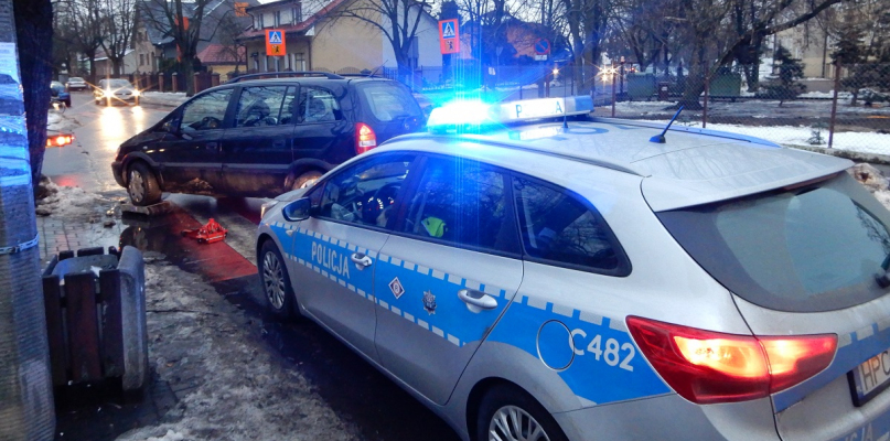 Jedno z uszkodzonych aut na skrzyżowaniu ul. Tarugutta i Brzozowej. fot. KMP Włocławek