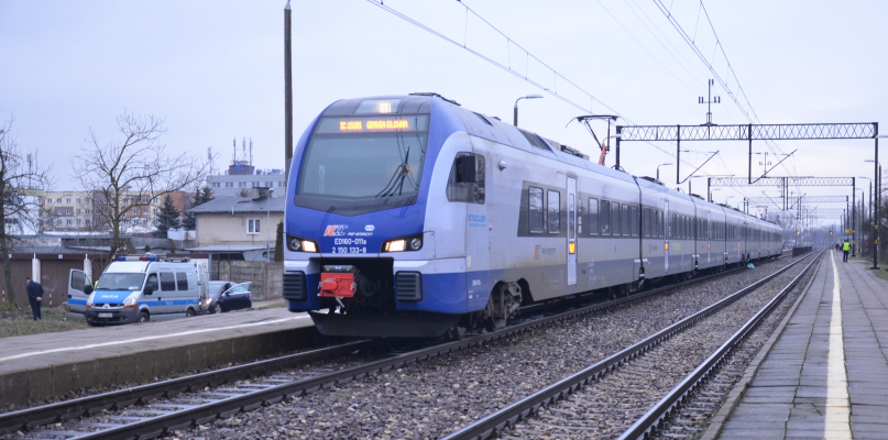 Pociąg jadący do Gdyni został unieruchomiony na miejscu wypadku co najmniej do godz. 9. Fot. DDWloclawek.pl