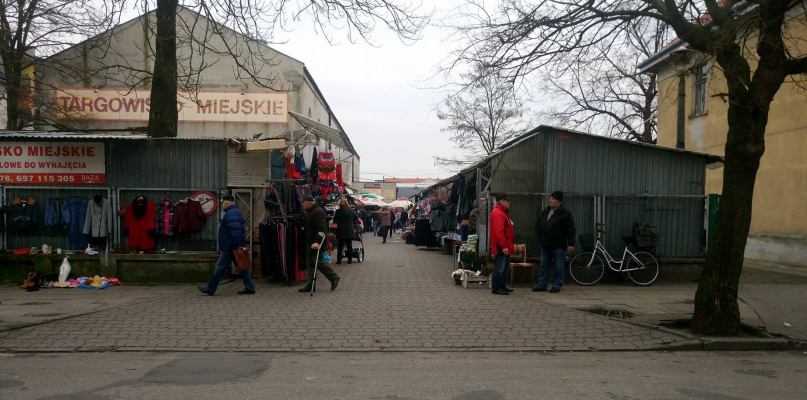 Coraz mniej kupców chce handlować na targowisku miejskim przy ul. Związków Zawodowych. Fot. Natalia Seklecka