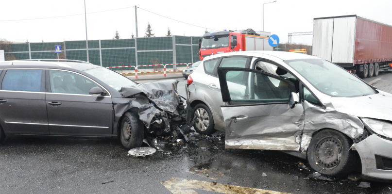 Na dojeździe do węzła autostradowego w Pikutkowie zderzyły się dwa samochody osobowe. Fot. DDWloclawek.pl