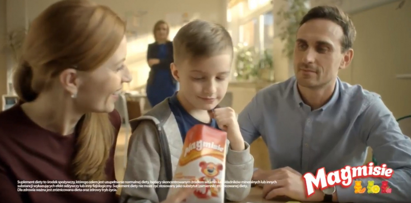 Główną bohaterką spotów reklamowych była pedagog, która zachwalała suplement diety produkowany przez Aflofarm. Fot. Kadr z reklamy Magmisiów