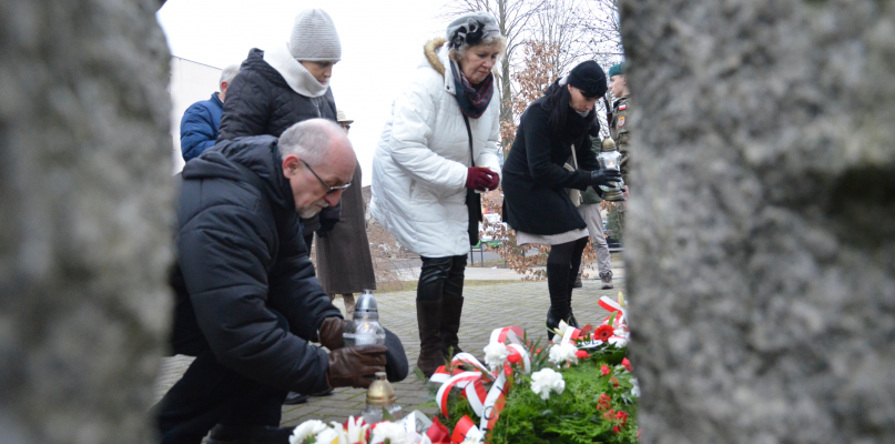 Pod pomnikiem Armii Krajowej złożono znicze i wiązanki kwiatów. Fot. Natalia Seklecka