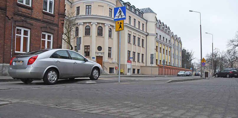 Wyniesione przejście dla pieszych w tym miejscu zamontowano w grudniu na wniosek rodziców dzieci z `Długosza`. fot. Łukasz Daniewski