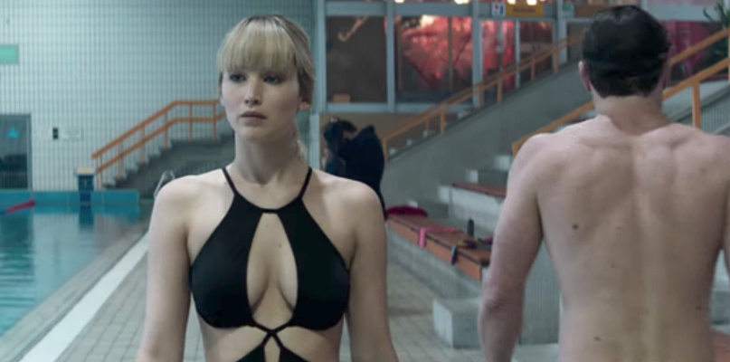W rolę tytułowej jaskółki wciela się Jennifer Lawrence. Fot. materiały promocyjne