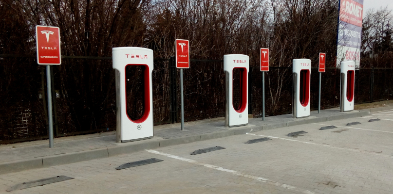 Tesla uruchomiła swoją nową stację ładowania samochód elektrycznych z końcem lutego. Fot. Daniel Wiśniewski
