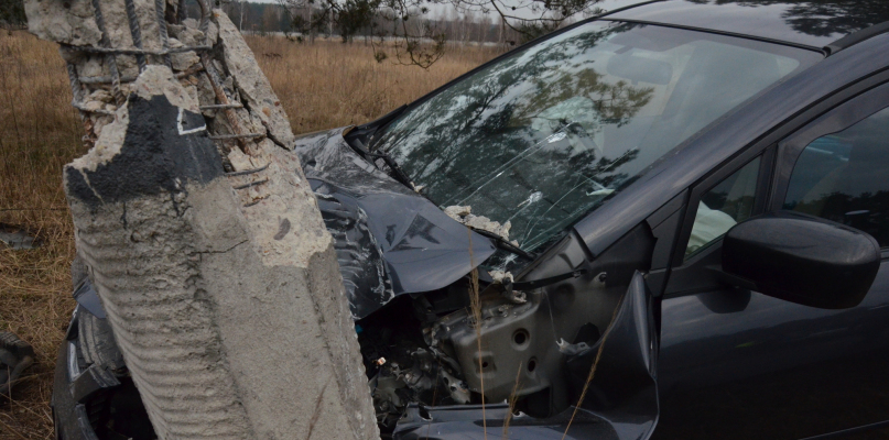 Mazda najpierw ścięła pobocze a potem z dużą siłą uderzyła w latarnię. Fot. DDWloclawek.pl
