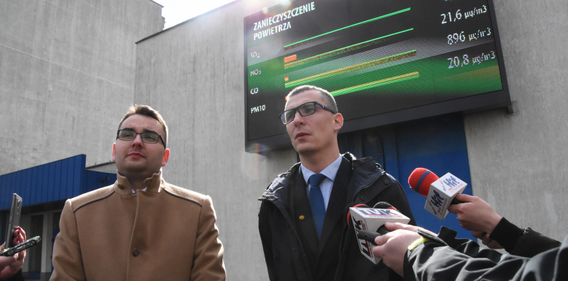 Krzysztof Kukucki i Piotr Kowal zwołali w środę konferencję prasową przy ratuszu na Zielonym Rynku pod tablicą pokazująca jakość powietrza w stolicy Kujaw. Fot. N. Seklecka