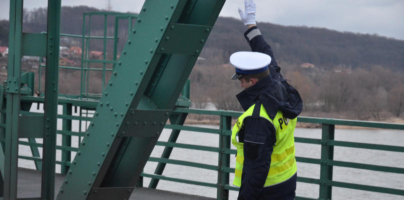  Policjanci zauważyli ten pojazd na moście stalowym. Zdjęcie ilustracyjne. Fot. DDWloclawek.pl