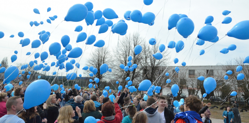 W niebo poleciały dziesiątki niebieskich balonów. Fot. Natalia Seklecka