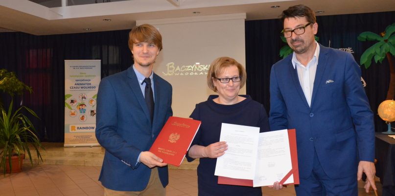 Wiceprezydent Barbara Moraczewska podpisała z Rainbow Tours porozumienie dotyczące stworzenia klasy patronackiej. Fot. Natalia Seklecka
