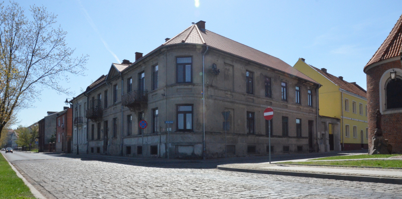 Właściciele narożnej kamienicy stojącej przy bulwarach w sąsiedztwie katedry wnioskowali o dotację na remont elewacji frontowej i cokołu budynku. Fot. DDWloclawek.pl