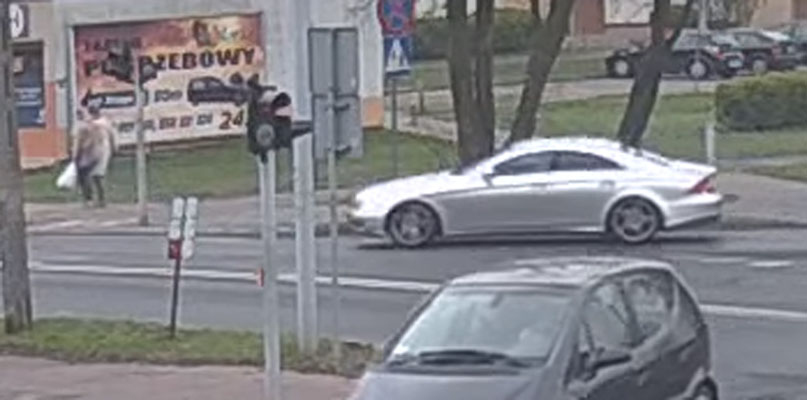 Poszukiwane auto kilka sekund przed potrąceniem 2 kobiet idących chodnikiem. Źródło: nagranie monitoringu