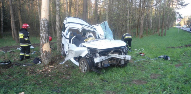Przybyli na miejsce strażacy musieli rozcinać zniszczony pojazd, by wydostać ze środka dwóch pasażerów. fot. KPPSP Wałcz