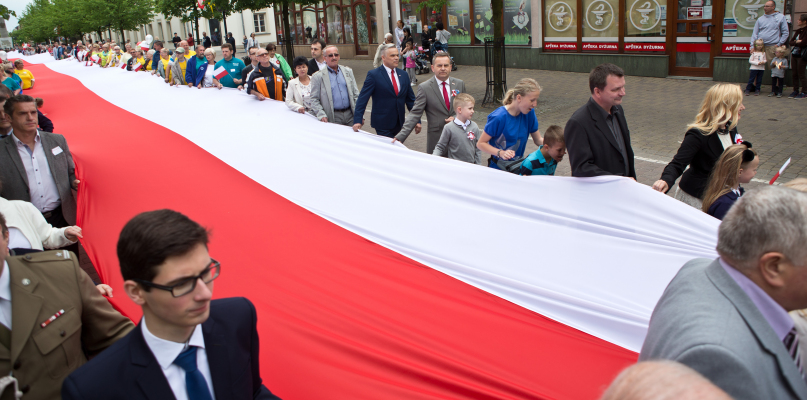 Stumetrową flagę trzymały zarówno osoby zrzeszone w różnych organizacjach społecznych, jak również mieszkańcy, którzy często z dziećmi lub wnukami chcieli po prostu uczcić ten dzień. fot. Łukasz Daniewski