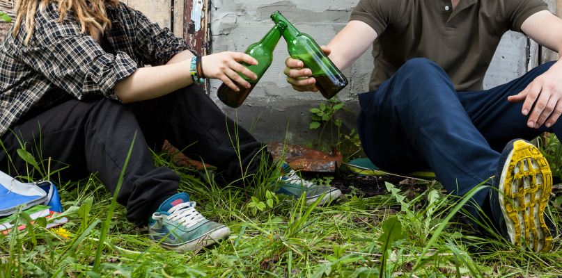 Włocławianie mogą wypowiedzieć się na temat ewentualnych zwolnień i obostrzeń w spożywaniu alkoholu w miejscach publicznych. Fot. depositphotos