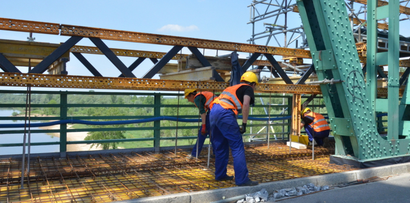 Remont chodnika na moście rozpoczął się w listopadzie ubiegłego roku i ma potrwać do lipca. Prace realizowane są mierzącymi około 150 m odcinkami. Fot. DDWloclawek.pl